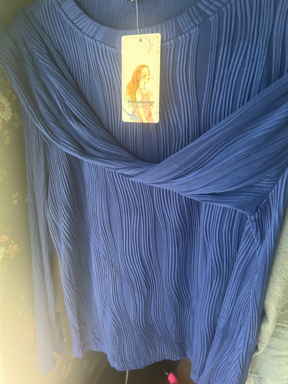 Pretty garden NWT/ royal blue top / seersucker style / long sleeves/ stretchy